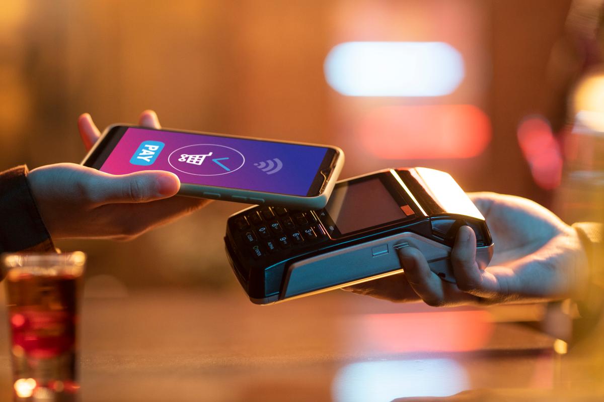 differences between banks and payment systems